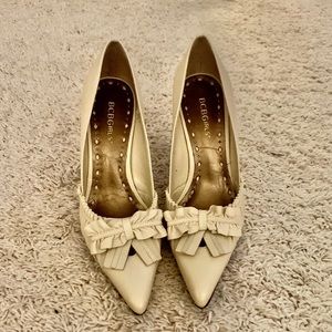 BCBGIRLS Cream Bow Heels - 4 inch - Size 8 (NEW)